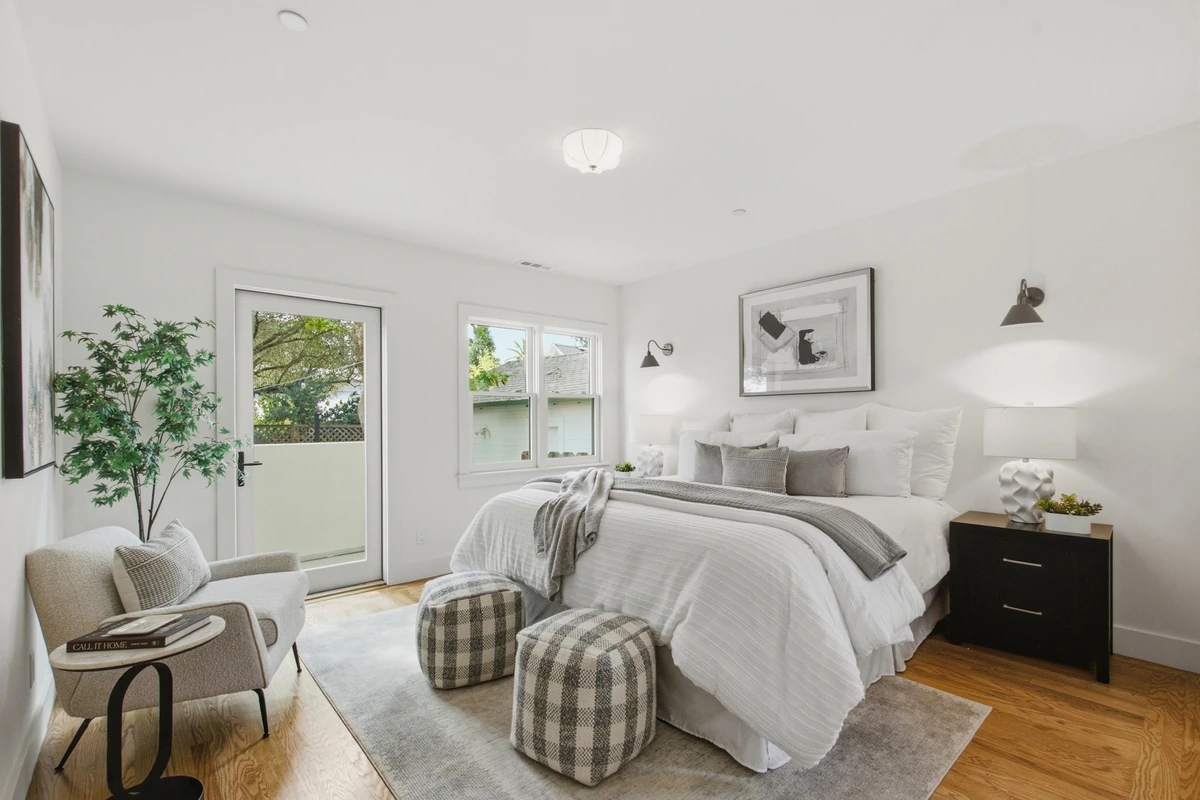 Bright finished room at Adams Street